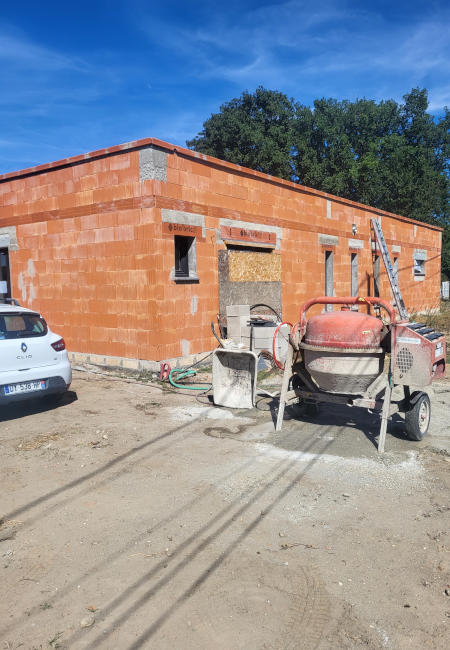 Construction en cours d'une maison neuve à carbonne, murs en briques