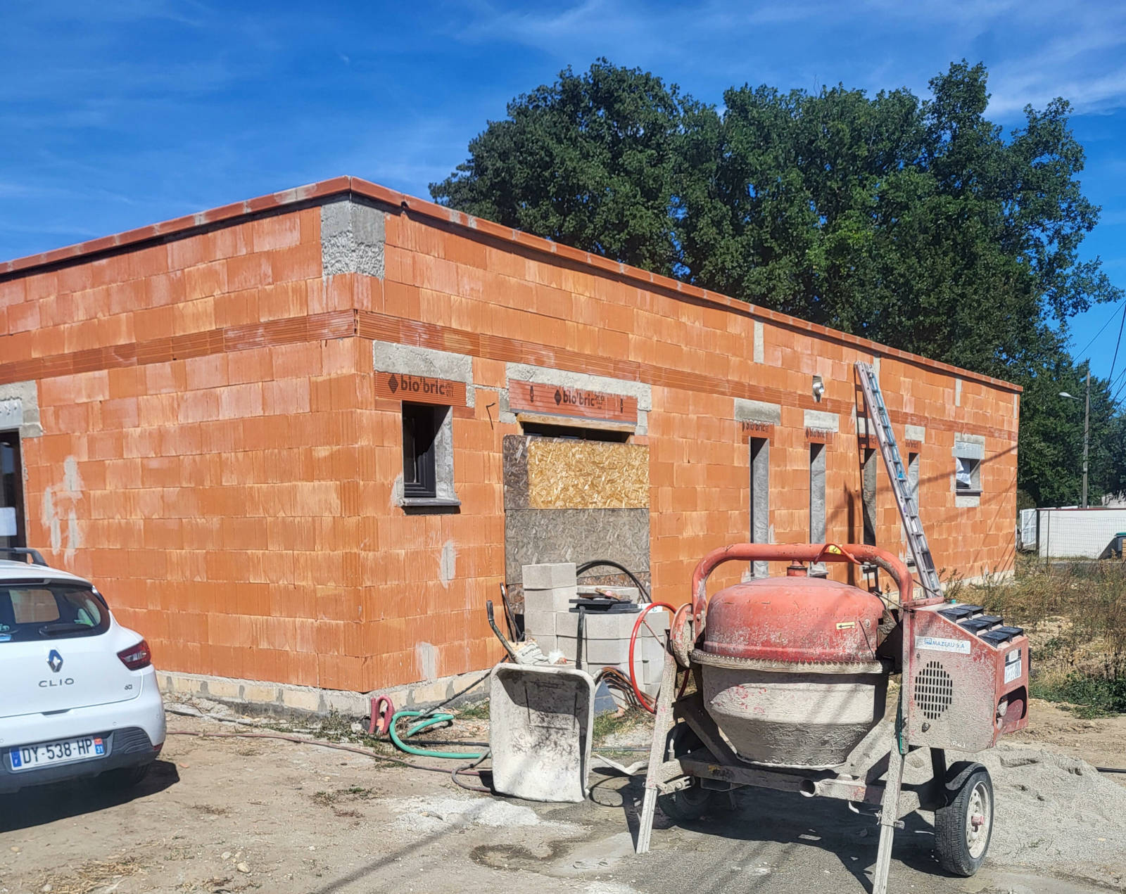 Construction en cours d'une maison neuve à carbonne, murs en briques
